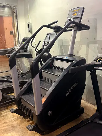 POWERMILL LIFE FITNESS STEP MILL STAIR CLIMBER