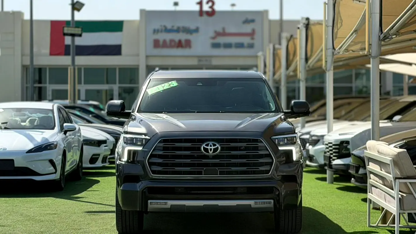 Toyota Sequoia 2023 — photo 1 of 20