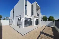 Single Row l Open-Plan Kitchen l Vacant
