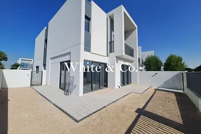 Single Row l Open-Plan Kitchen l Vacant
