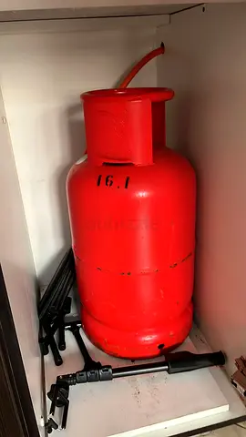 16.1 Red LPG Gas Cylinder - Very Good Condition with pipe and regulator
