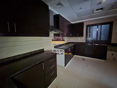 شقة غرفة وصالة للإيجار في الخان الشارقة بإطلالة بحرية جزئية مع بلكونة وتصميم واسع وتشطيب حديث وغرفة ماستر وحمامين وخزائن بالحائط ومطبخ واسع مع خزائن