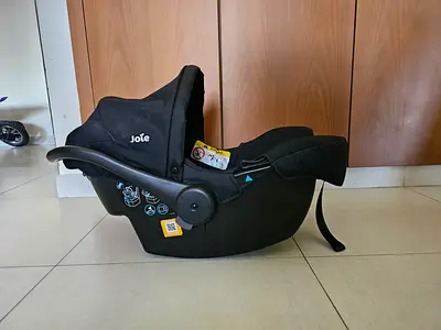 Infant rear-facing car seat (baby car seat) - good condition