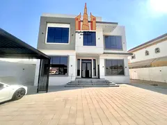 Spacious scond occupied Villa 5Bhk with All master maids laundry 4 Parking spaces 230K
