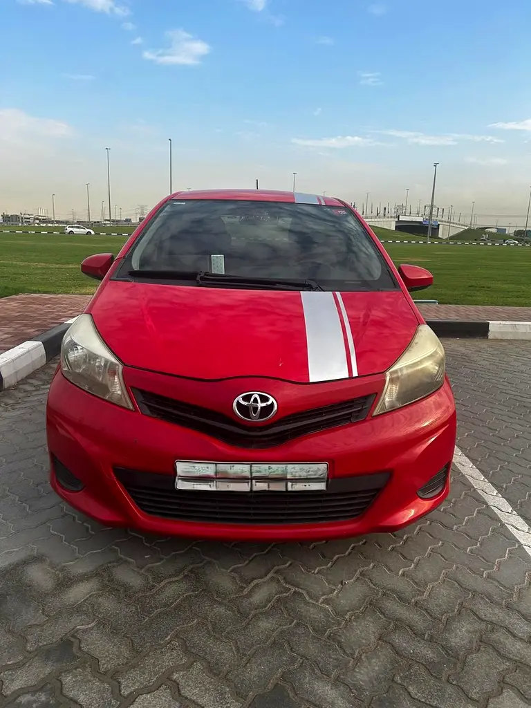 Toyota Yaris 2012 — photo 1 of 7