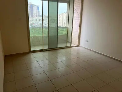 بلكون كبير بأطلالة مفتوحة_تشطيب حديث_موقع مميز على الشارع العام_قريب من مخرج دبي وعجمان وشاطئ الحيرة