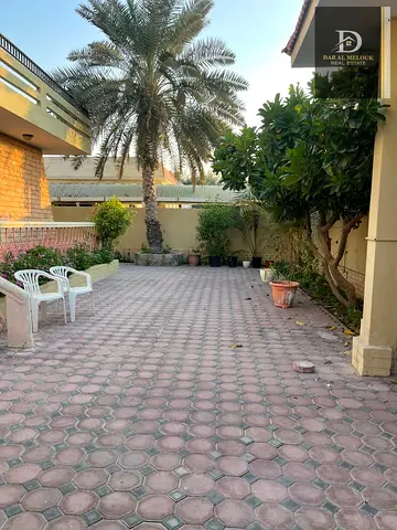 للبيع فى الشارقه فيلا بمنطقة الدرارى مساحه الفيلا 8000 قدم على شارع 18 متر