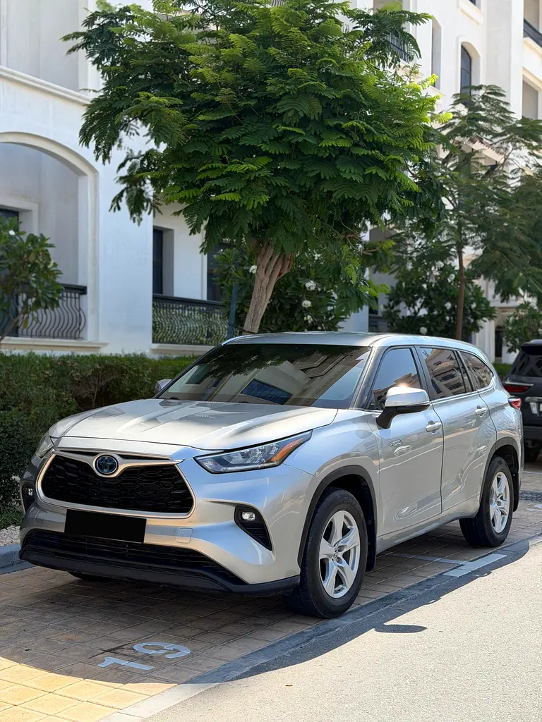 Toyota Highlander 2023 — photo 1 of 10
