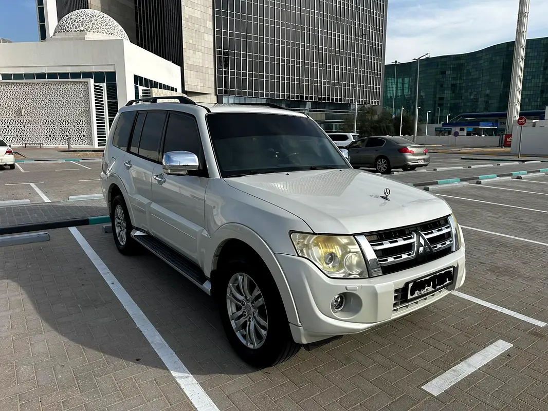 Mitsubishi Pajero 2013 — photo 1 of 13
