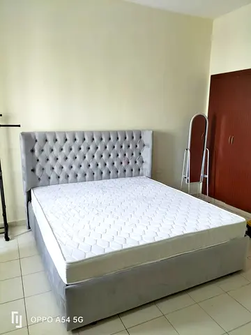 excellent condition King size bed wit matres available for sale