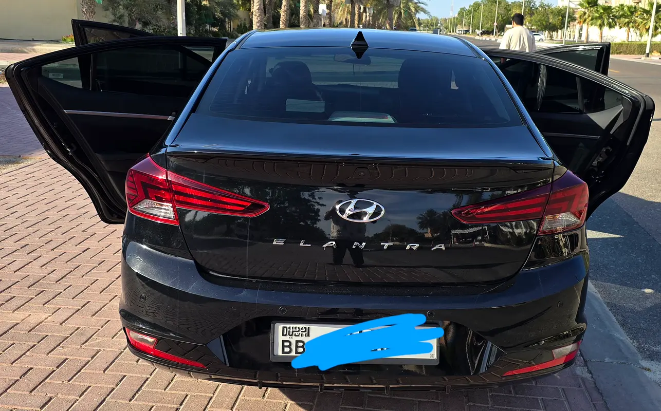 Hyundai Elantra 2020 — photo 1 of 18