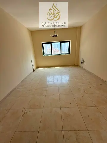 متاح اليوم للإيجار في الشارقة – أبو شغارة | شقة غرفة وصالة بمساحة ممتازة على الشارع الرئيسي | صيانة مجانية | موقع حيوي قريب من جميع الخدمات والمواصلات