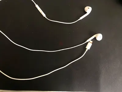 Apple EarPods with Remote and Mic - White, Brand New Message for more detailed pictures