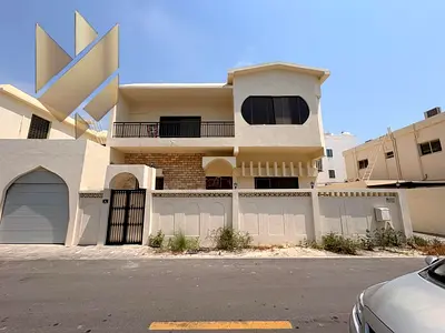 تصميم هندسي راقي | تفاصيل مميزة و انيقة | حديقة كبيرة | مجلس ضخم | باركينج | غرف ماستر