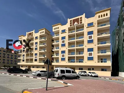 استوديو فاخر للإيجار السنوي بقرية الأميرة - بلكونة بإطلالة مفتوحة | موقع مميز سهل الوصول لدبي | أول ساكن