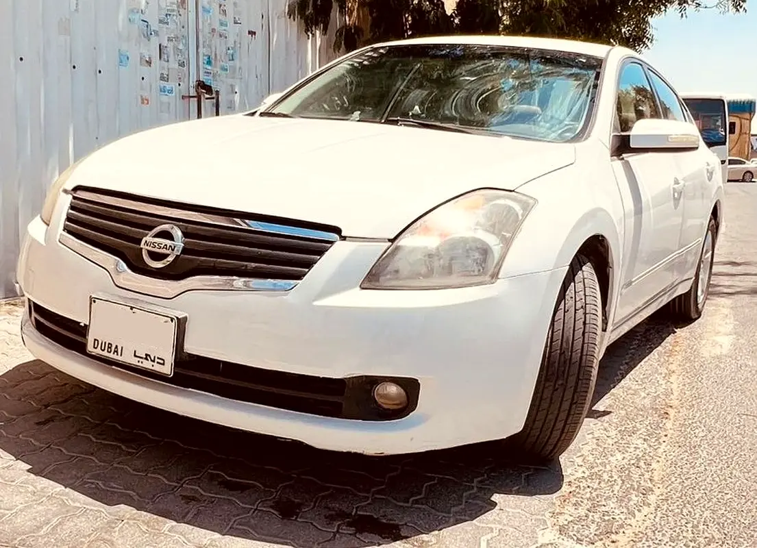Nissan Altima 2009 — photo 1 of 7