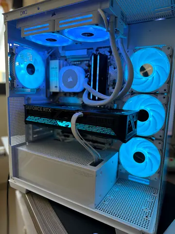 Asus Strix 5070Ti Ryzen 7 7800x3D Corsair Dominator Titanium 32GB DDR5