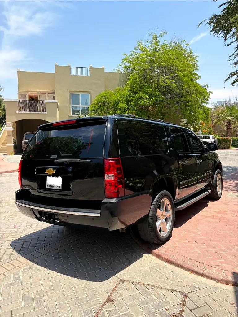 Chevrolet Suburban 2013 — photo 1 of 13