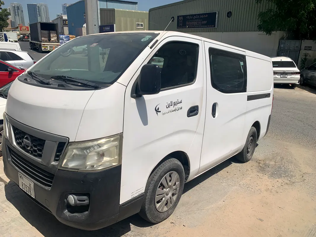 Nissan Urvan 2013 — photo 1 of 7