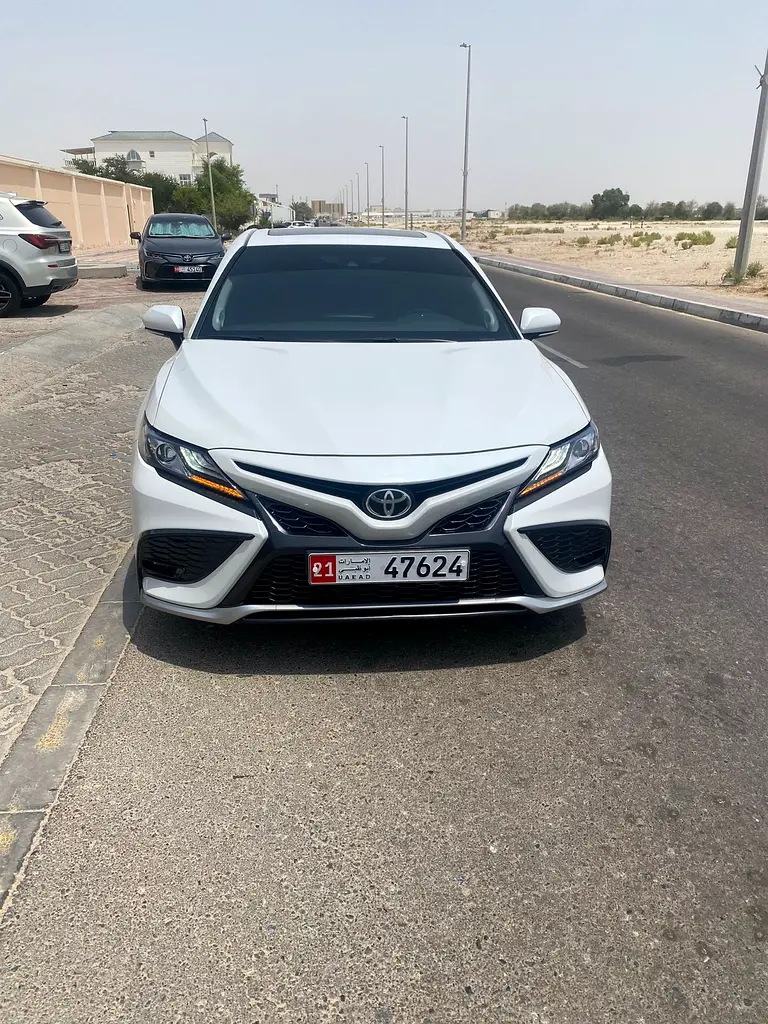 Toyota Camry 2024 — photo 1 of 8