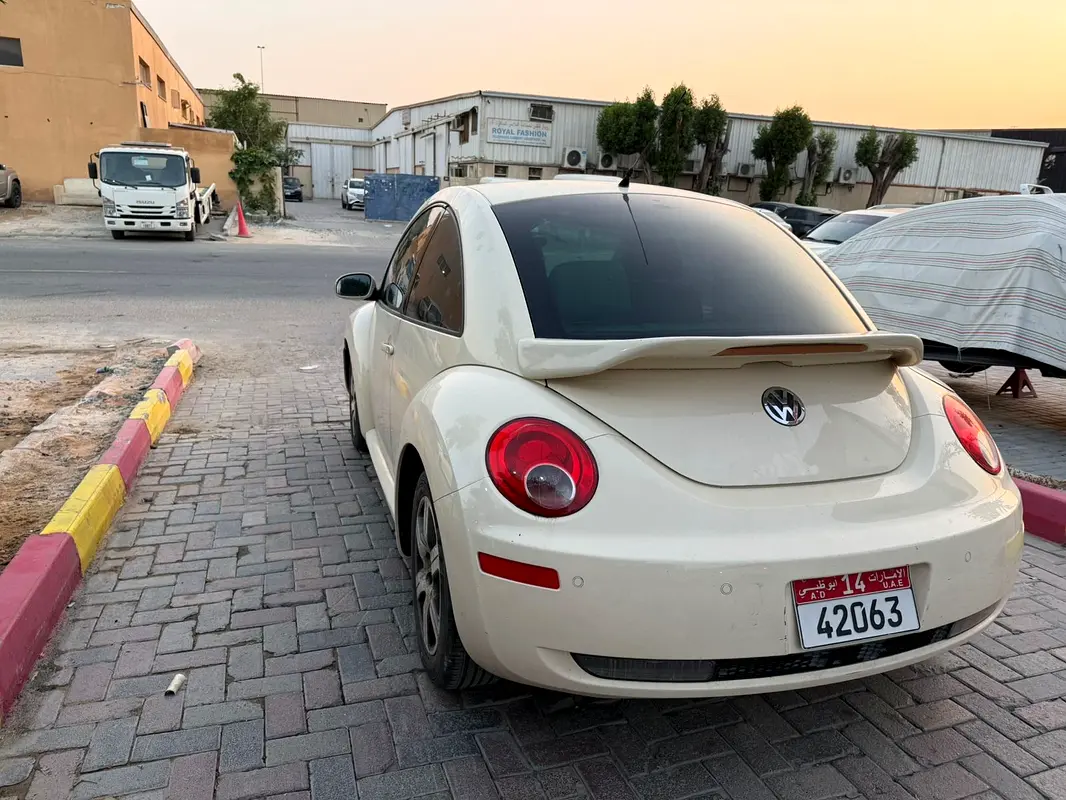 Volkswagen Beetle 2006 — photo 1 of 4