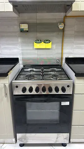 4 Burner cooking range with oven - good working condition