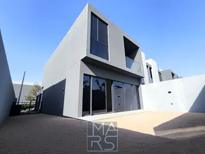 🏡✨ منزل تاون هاوس فاخر بثلاث غرف نوم في زاوية نهاية الصف | منزل تاون هاوس من صف واحد في روبينيا، مسار ✨🏡