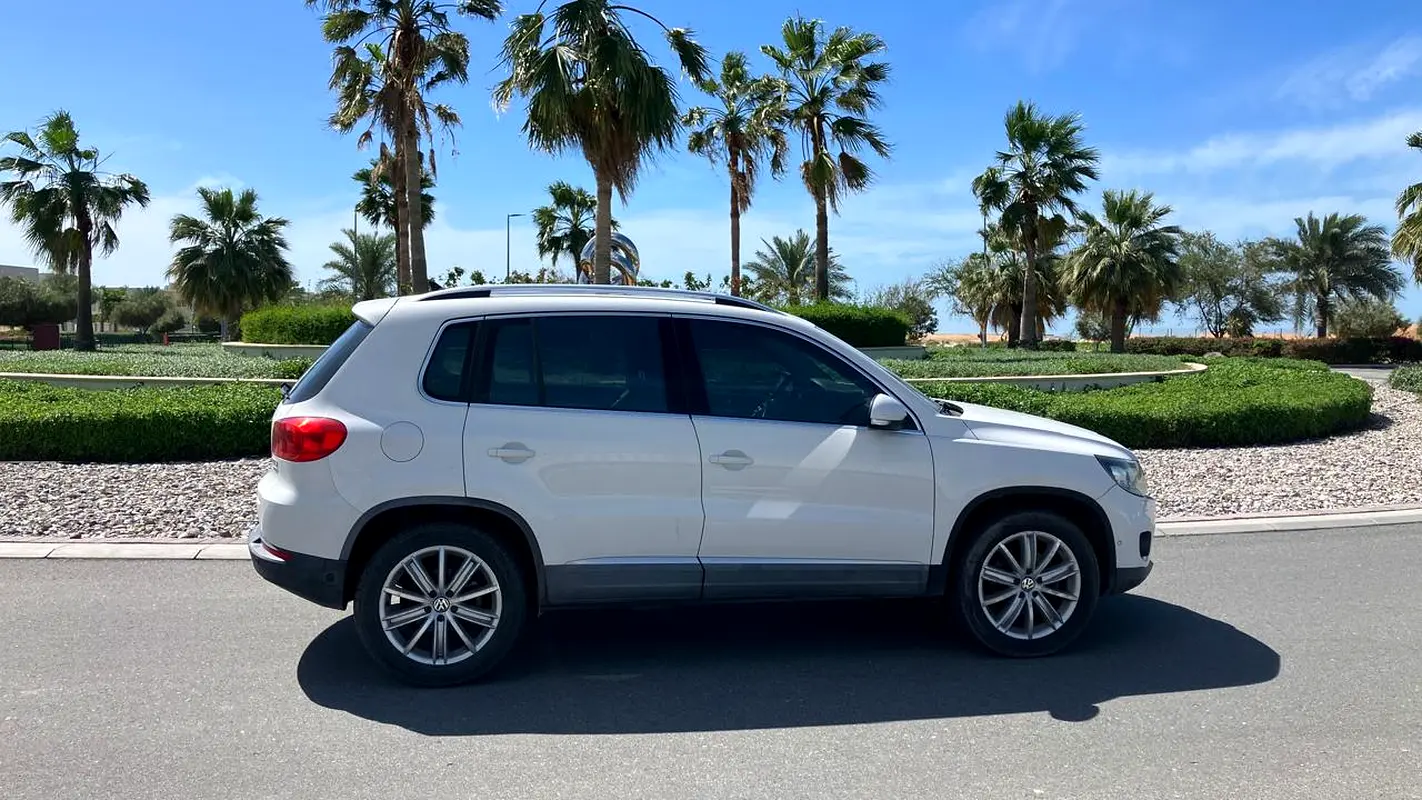 Volkswagen Tiguan 2012 — photo 1 of 5