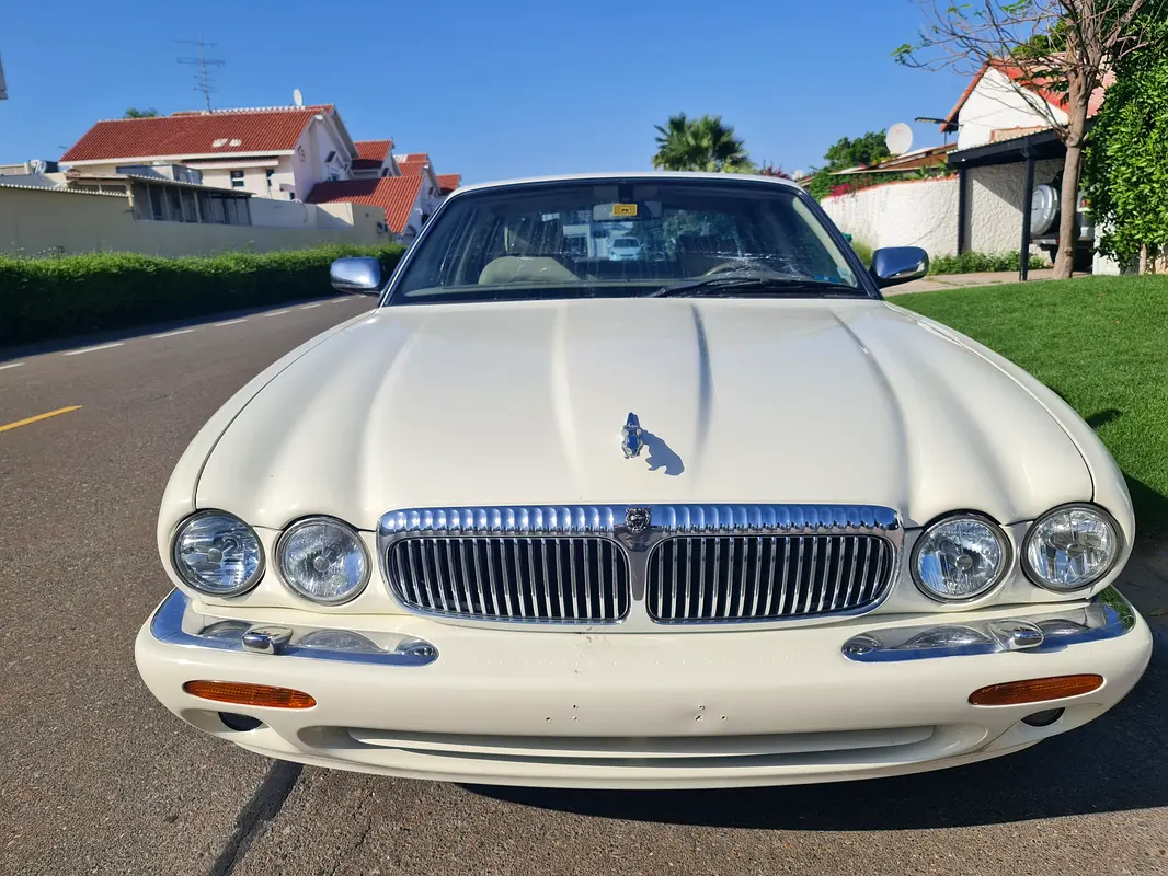 Jaguar XJ 2001 — photo 1 of 9