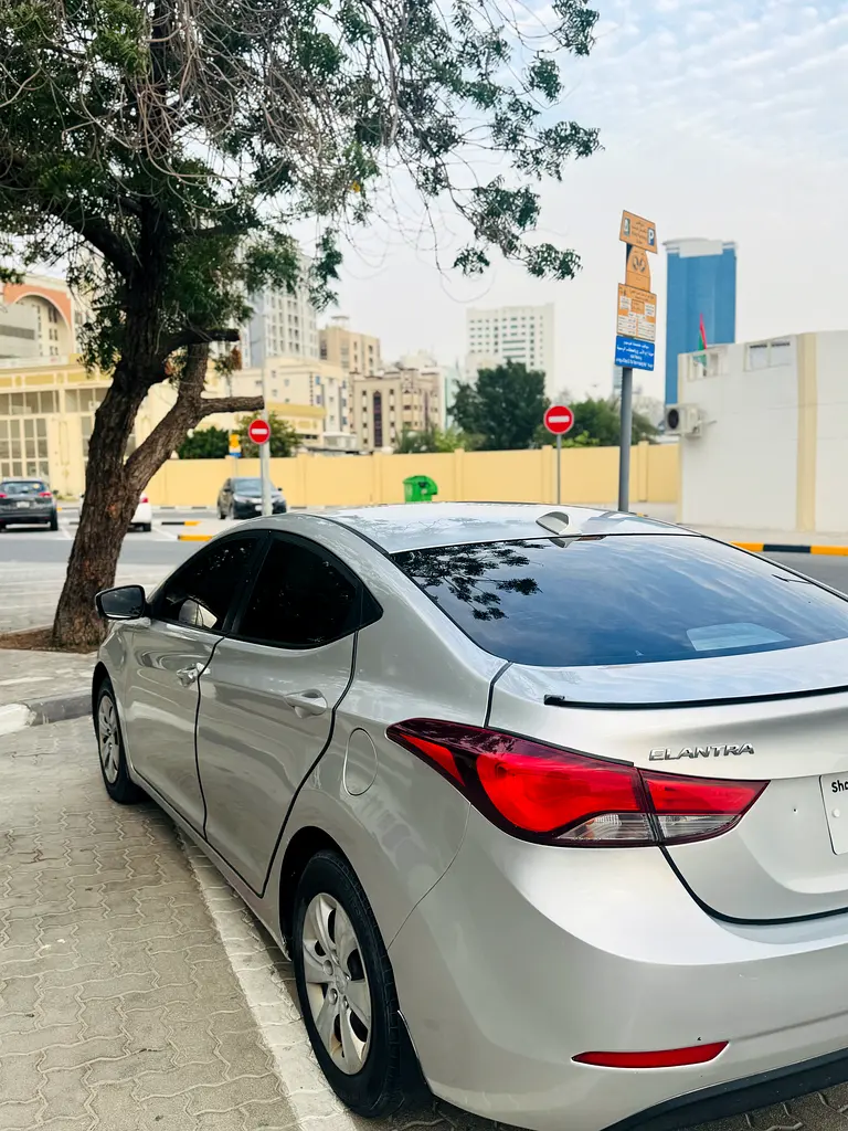 Hyundai Elantra 2016 — photo 1 of 5