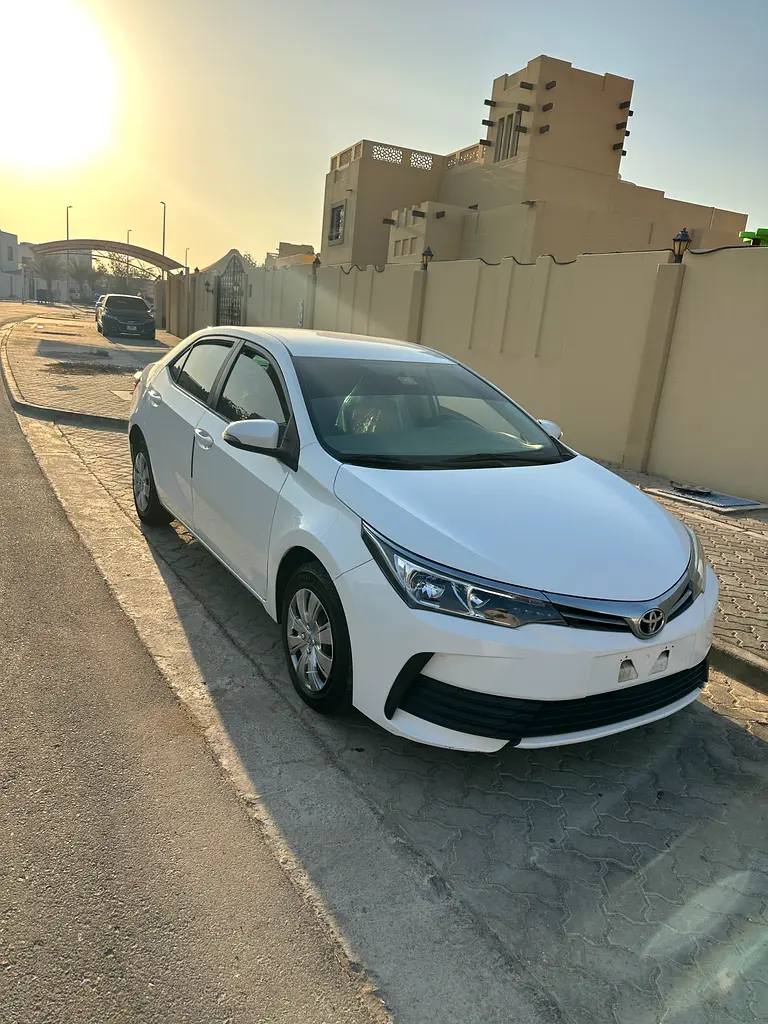 Toyota Corolla 2017 — photo 1 of 20