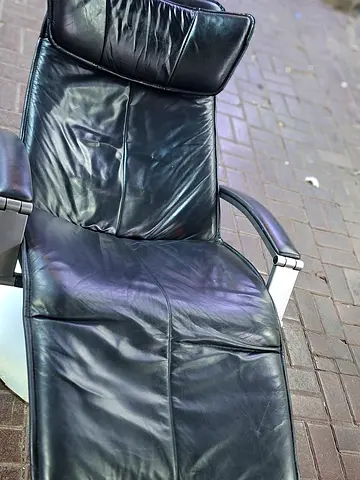 I want to sell this use office chair an dgame chair