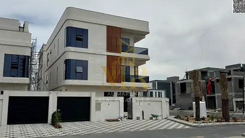 Corner villa, two floors, roof, 7 master bedrooms, price includes electricity, water, and air conditioning. Freehold ownership for all nationalities.