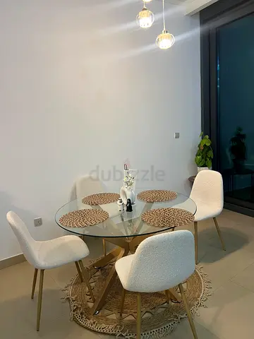 Elegant Dining Table with 4 Osaka Chairs