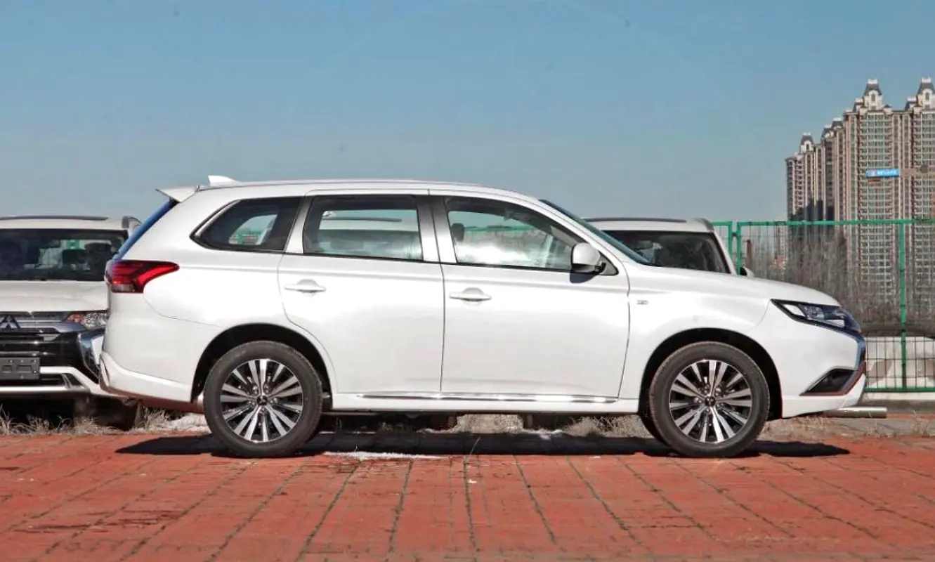 Mitsubishi Outlander 2024 — photo 1 of 2