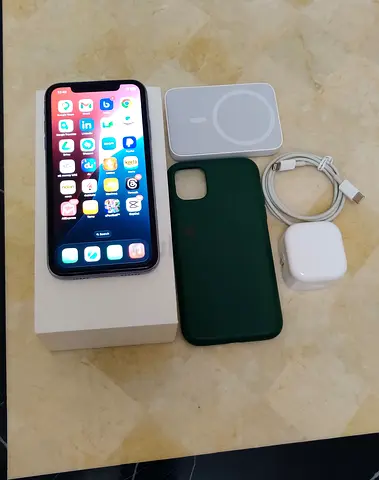 IPHONE 11 - 128 GB -- very good CONDITION (fixed price)- Applec 65 w fast  charger- wirless charger