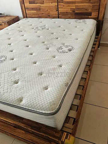 Solid Acacia Wood Bed Frame (Queen Size)