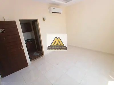 استوديو للإيجار السنوي في العالية عجمان – بناية جديدة ومطبخ منفصل وتكييف اسبليت بموقع راقٍ