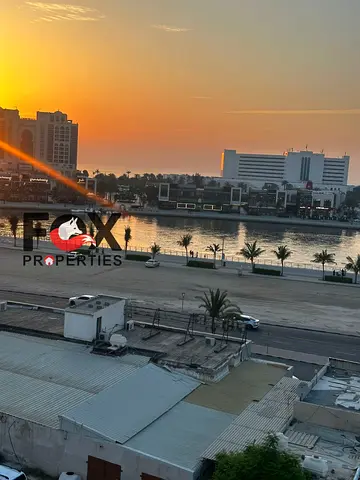 غرفه وصاله للايجار السنوى بكورنيش عجمان \ اطلاله بحريه \ 1 حمام \ مساحه ممتازه \ مناسبه جدا للعائلات \ تامين شيك