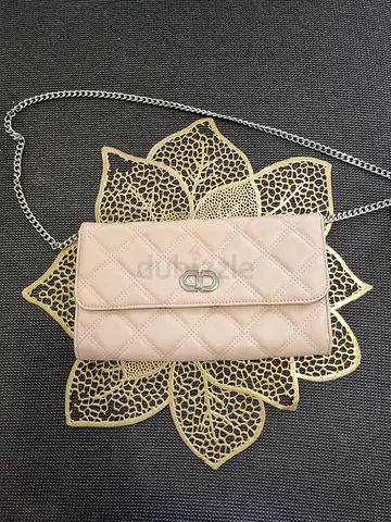 Light pink clutch bag with chain