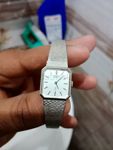 Seiko Quartz Vintage Ladies Silver Watch - Stainless Steel Bracelet