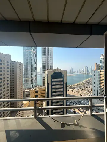3 غرف واسعة + باركن مجاني + جيم ومسبح مجاني، شقة راقية بالتعاون مع 3 حمامات وخزائن حائط وتكييف مركزي مجاني. 🏡✨