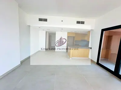 شقة جديدة كلياً بثلاث غرف نوم مع شرفة مطلة على المسبح للإيجار في منطقة الممشى، الشارقة