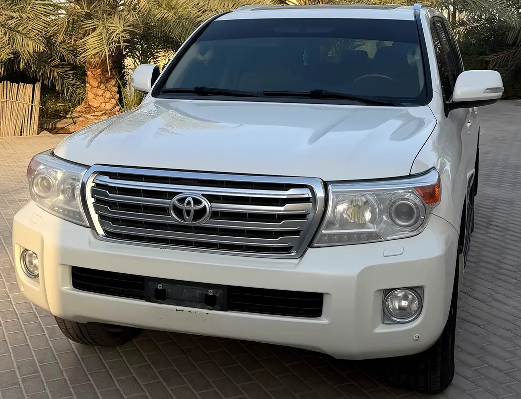 Toyota Land Cruiser 2014 — photo 1 of 10