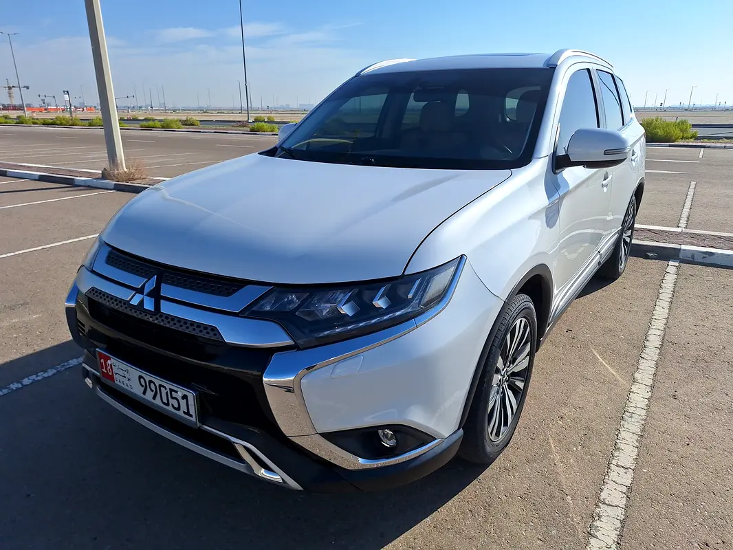 Mitsubishi Outlander 2020 — photo 1 of 6