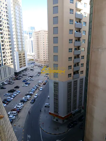 🏡 للإيجار – شقة 3 غرف وصالة فاخرة في أرقى مناطق الشارقة