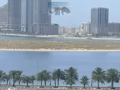 إطلالة على البحر | شقة مُجددة بالكامل | غرفة خادمة | موقع متميز