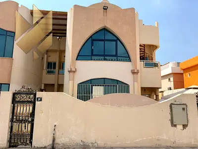 تصميم هندسي راقي - تفاصيل مميزة و انيقة - حديقة كبيرة - مجلس ضخم - باركينج | جميع الغرف ماستر