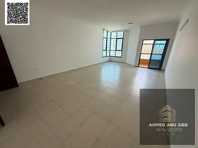 ااشيك وافخم شقة تتكون من ثلاث غرف نوم _صالة واسعة جدا _مطبخ مجهز _3 حمام _غرفة غسيل _غرفة خادمة _صيانة كاملة علي المالك طول فترة الايجار _السعر الافضل