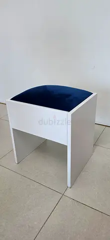 Ottman navy white chair like new